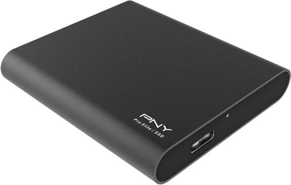 Czarny dysk PNY Pro Elite SSD. Urządzenie jest ciemnoszare z portem USB i logo PNY.