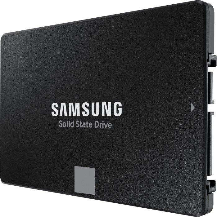 Czarny dysk SSD Samsung z białym logo i tekstem. Widok pod kątem.