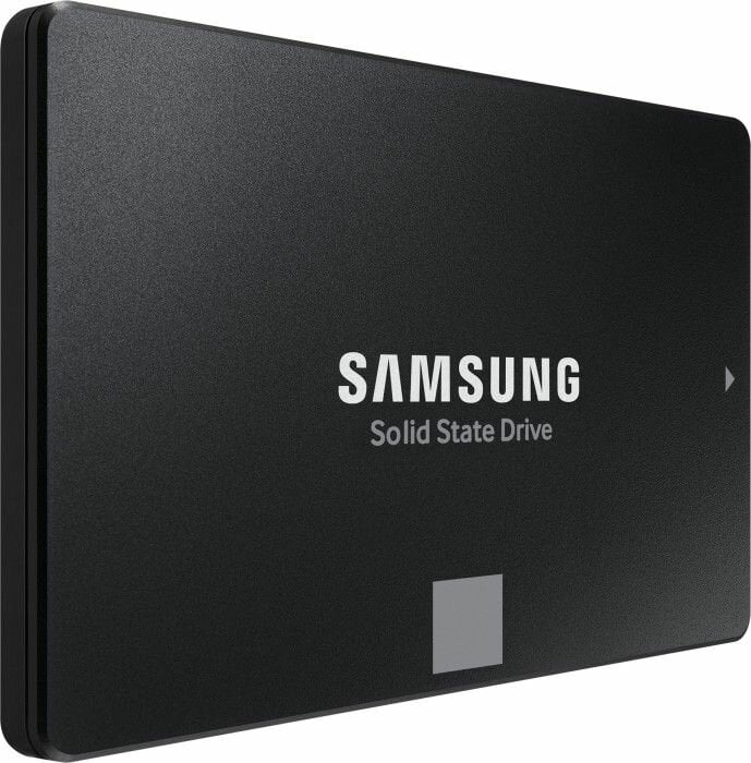 Czarny dysk SSD Samsung z białym napisem SAMSUNG. Czarne tło z kwadratowym logo.