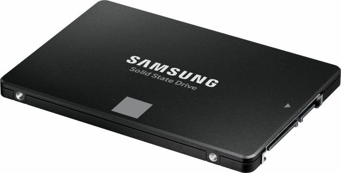 Czarny dysk SSD Samsung, pokazujący górną powierzchnię.