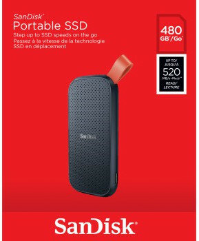 SanDisk Portable SSD na czerwonym tle. Ciemnoniebieskie urządzenie z pomarańczowym paskiem.
