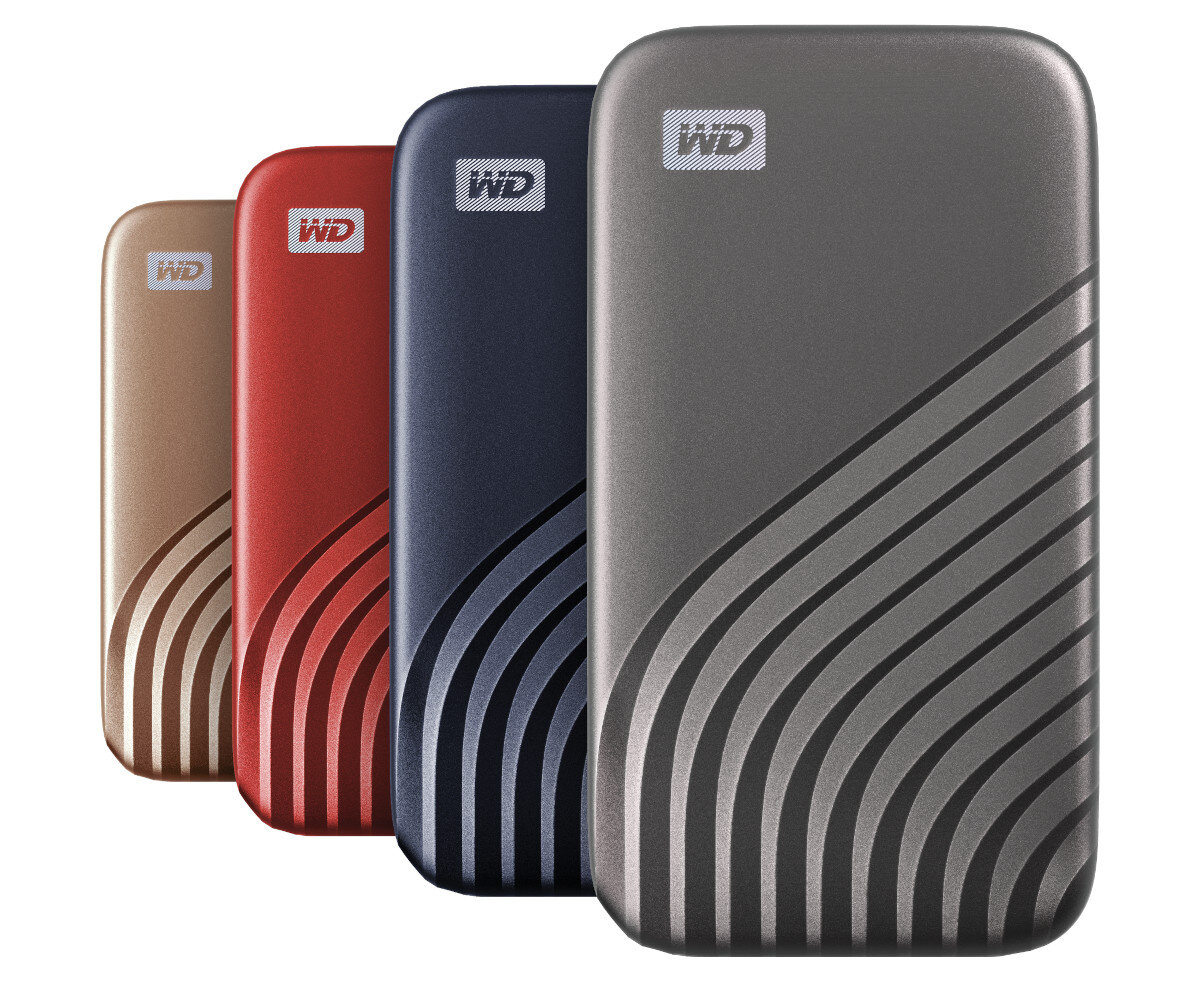 Cztery przenośne dyski twarde w różnych kolorach z logo WD. Tło jest białe.