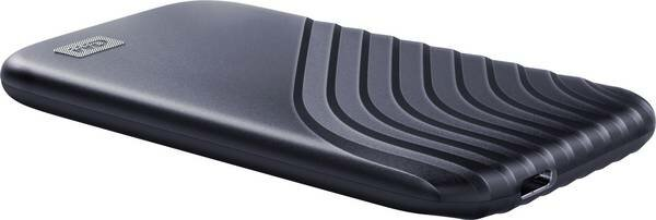 Czarny zewnętrzny dysk twardy, z falistym wzorem na górze, widziany z lekkiego kąta.