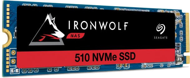 Dysk SSD z niebieską płytką drukowaną. Ma czarną etykietę z napisem "IRONWOLF NAS" i czerwony pasek z napisem "510 NVMe SSD".