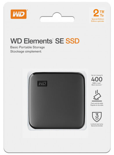 Dysk WD Elements SE SSD w opakowaniu. Jest to czarne, kwadratowe, przenośne urządzenie pamięci masowej z białym tłem.