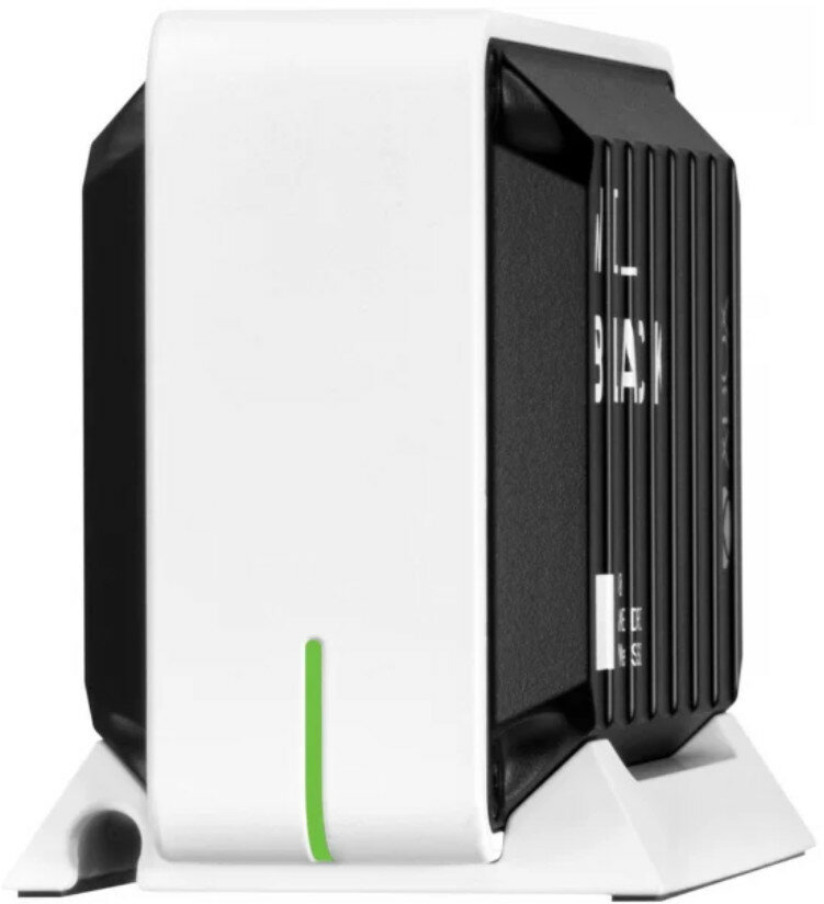 Biało-czarne urządzenie z zielonym światłem.