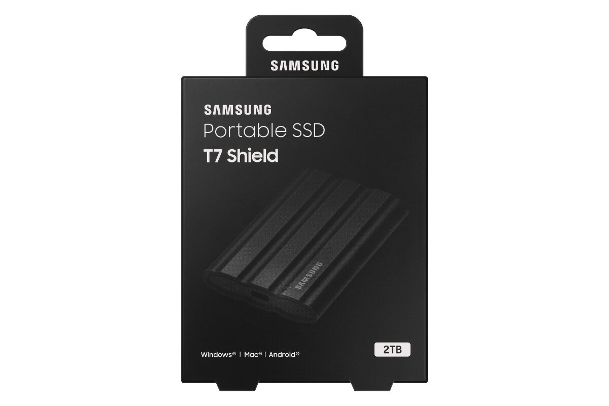 Czarne pudełko Samsung Portable SSD T7 Shield. Przód pokazuje dysk SSD i nazwę.