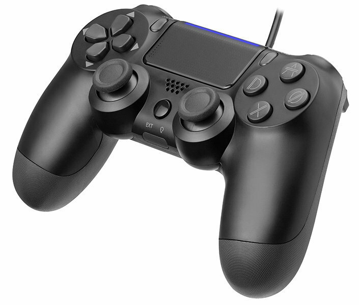 Czarny kontroler PlayStation. Widoczne przyciski i joysticki. Izolowany na białym tle.