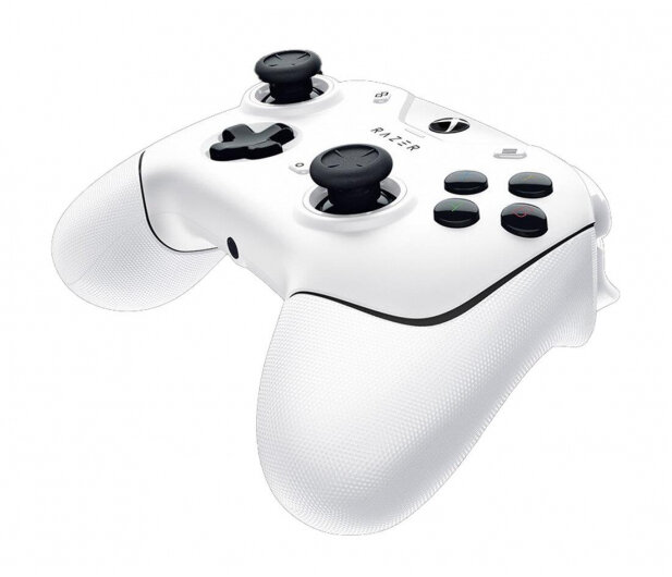 Biały kontroler do gier Razer z czarnymi joystickami i przyciskami na białym tle.