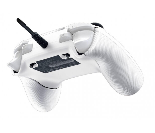 Biały kontroler Razer Wolverine V2. Widok od dołu.