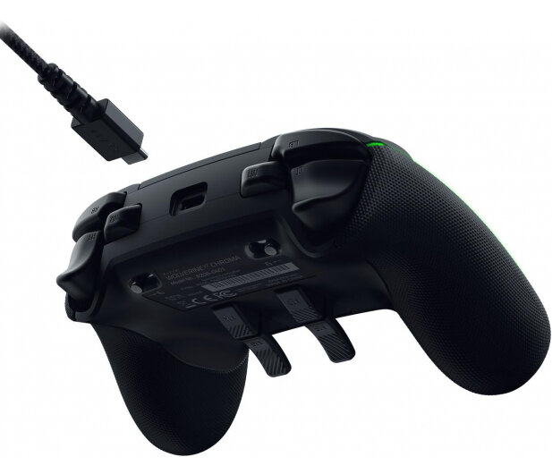 Czarny kontroler do gier z przyciskami, spustami i podłączonym kablem USB-C.