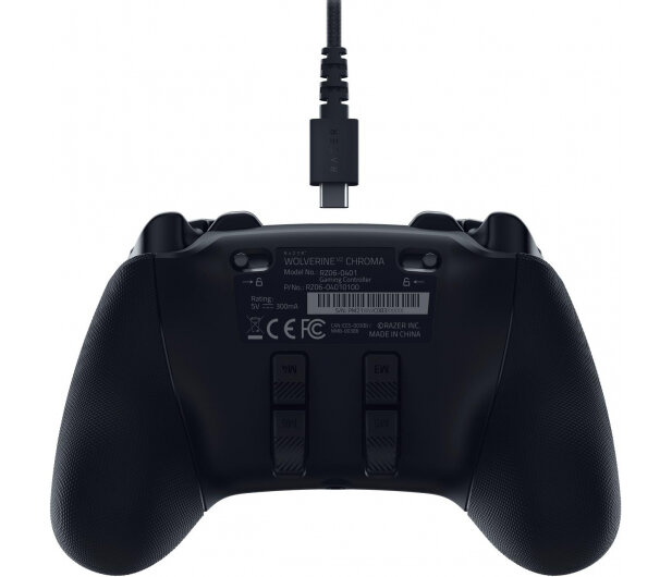 Spód czarnego kontrolera Razer Wolverine V2 Chroma z podłączonym kablem USB-C.