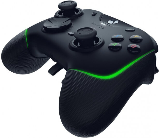 Czarny kontroler do gier Razer z zielonymi akcentami. Ma przyciski, joysticki i centralny przycisk Xbox.
