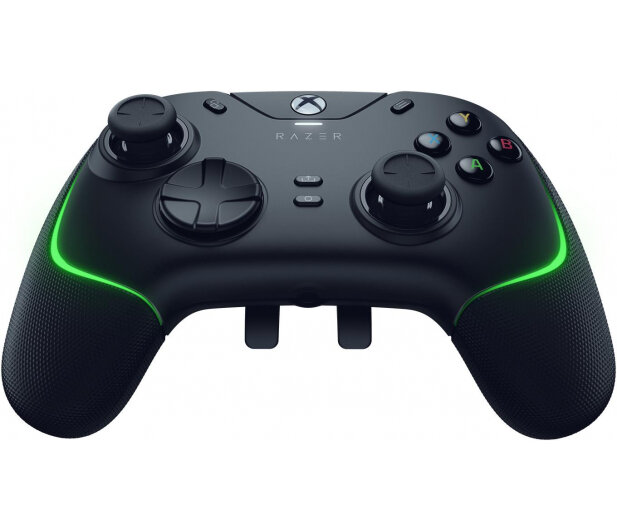 Czarny kontroler Razer Xbox z zielonymi akcentami, widocznymi przyciskami i teksturowanym uchwytem.