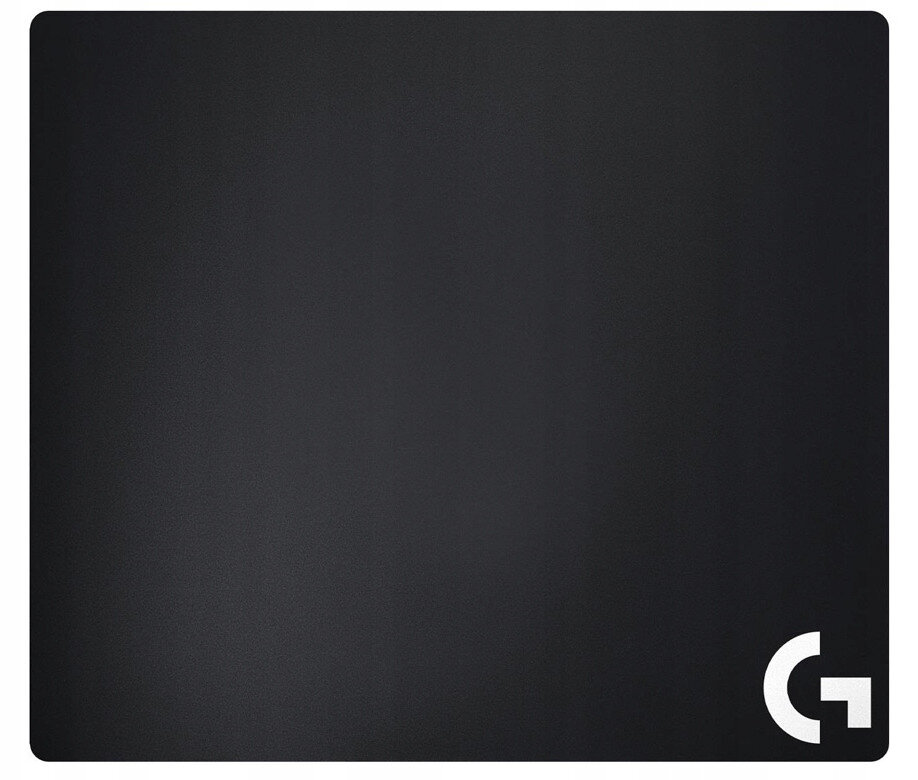 Czarna podkładka pod mysz Logitech z białym logo Logitech w rogu. Gładka powierzchnia.