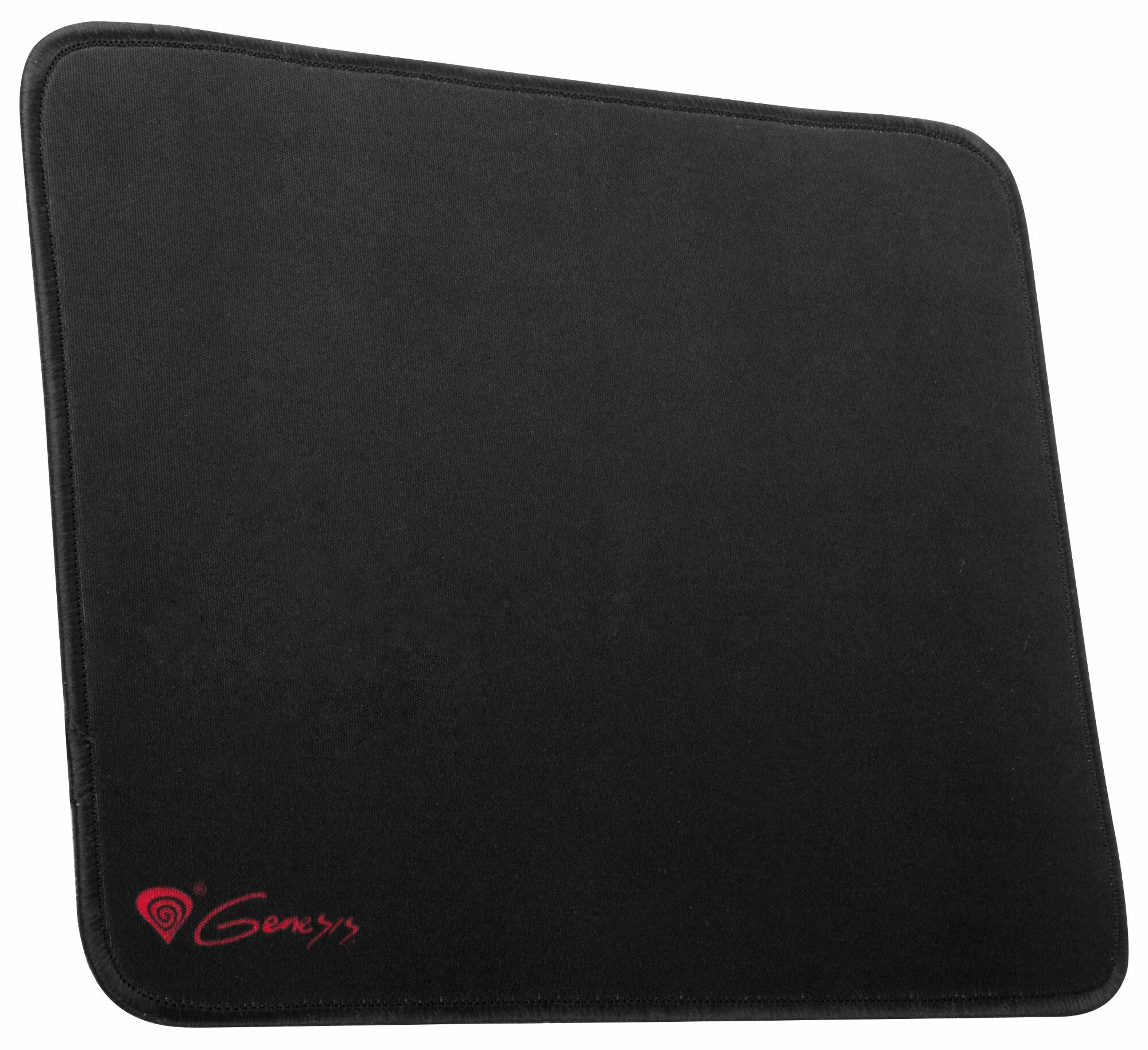 Czarna podkładka pod mysz Genesis z czerwonym logo Genesis. Czarne obramowanie. Widok pod kątem. Białe tło.