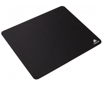 Czarna podkładka pod mysz z nazwą marki w prawym dolnym rogu.