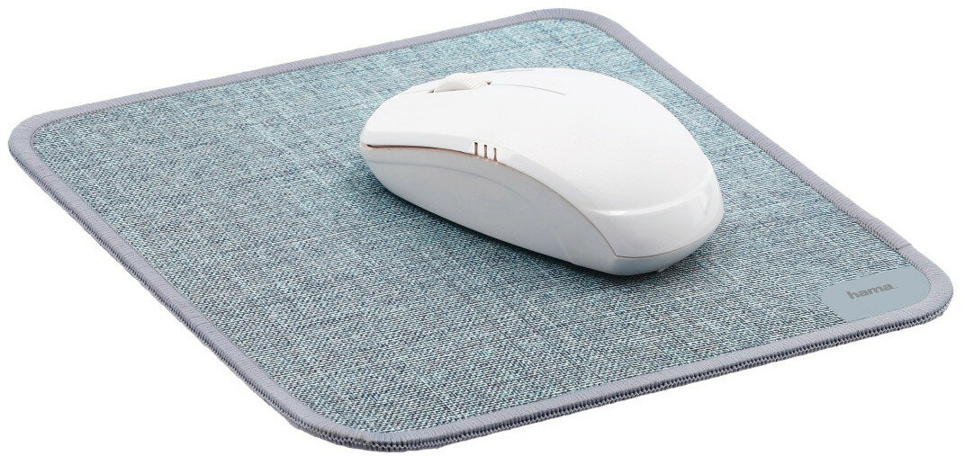 Biała mysz komputerowa spoczywa na jasnoniebieskiej podkładce pod mysz z szarą obwódką.