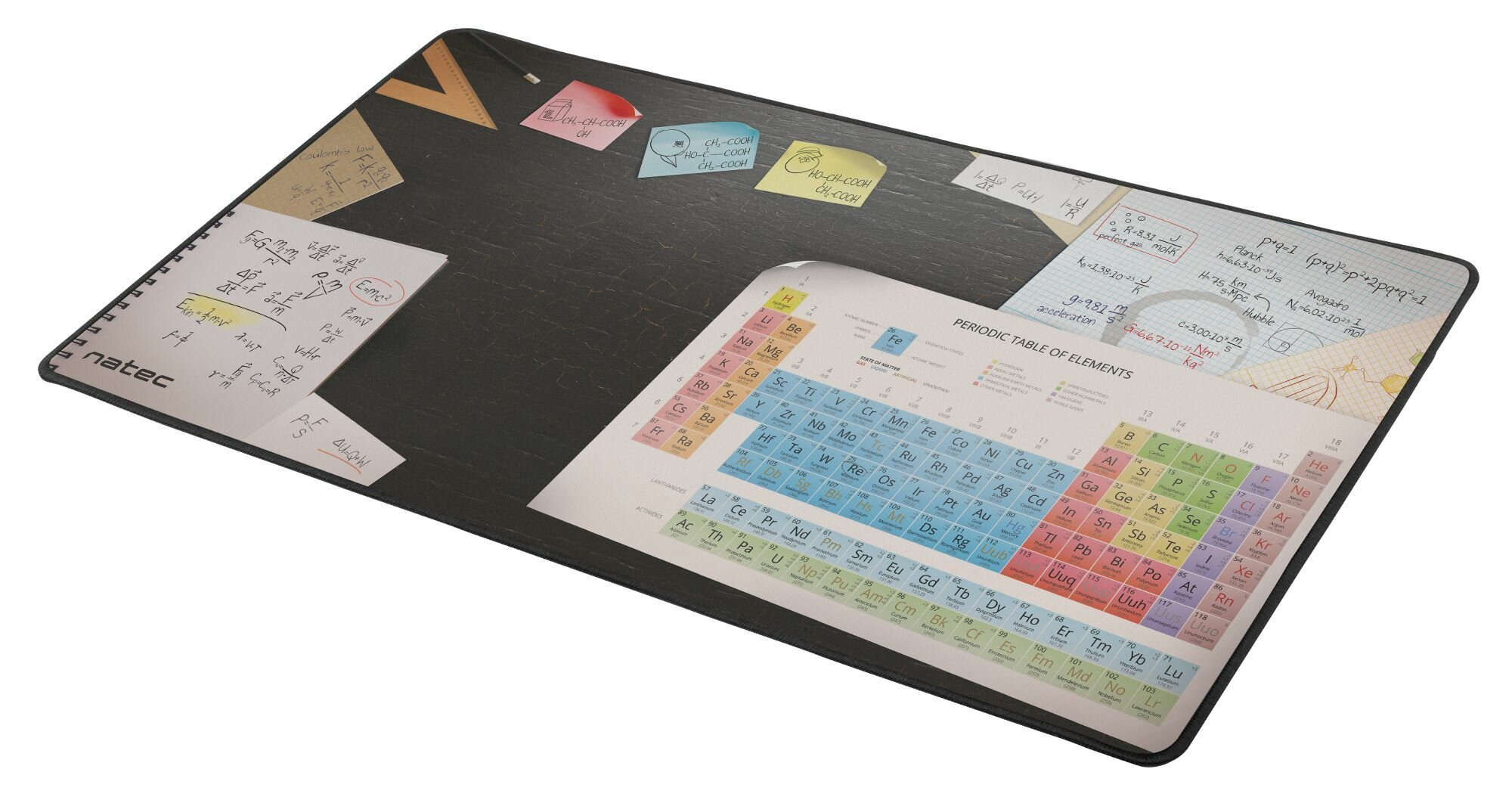 Podkładka z układem okresowym, notatkami i trójkątem. Karteczki samoprzylepne na ciemnej powierzchni.