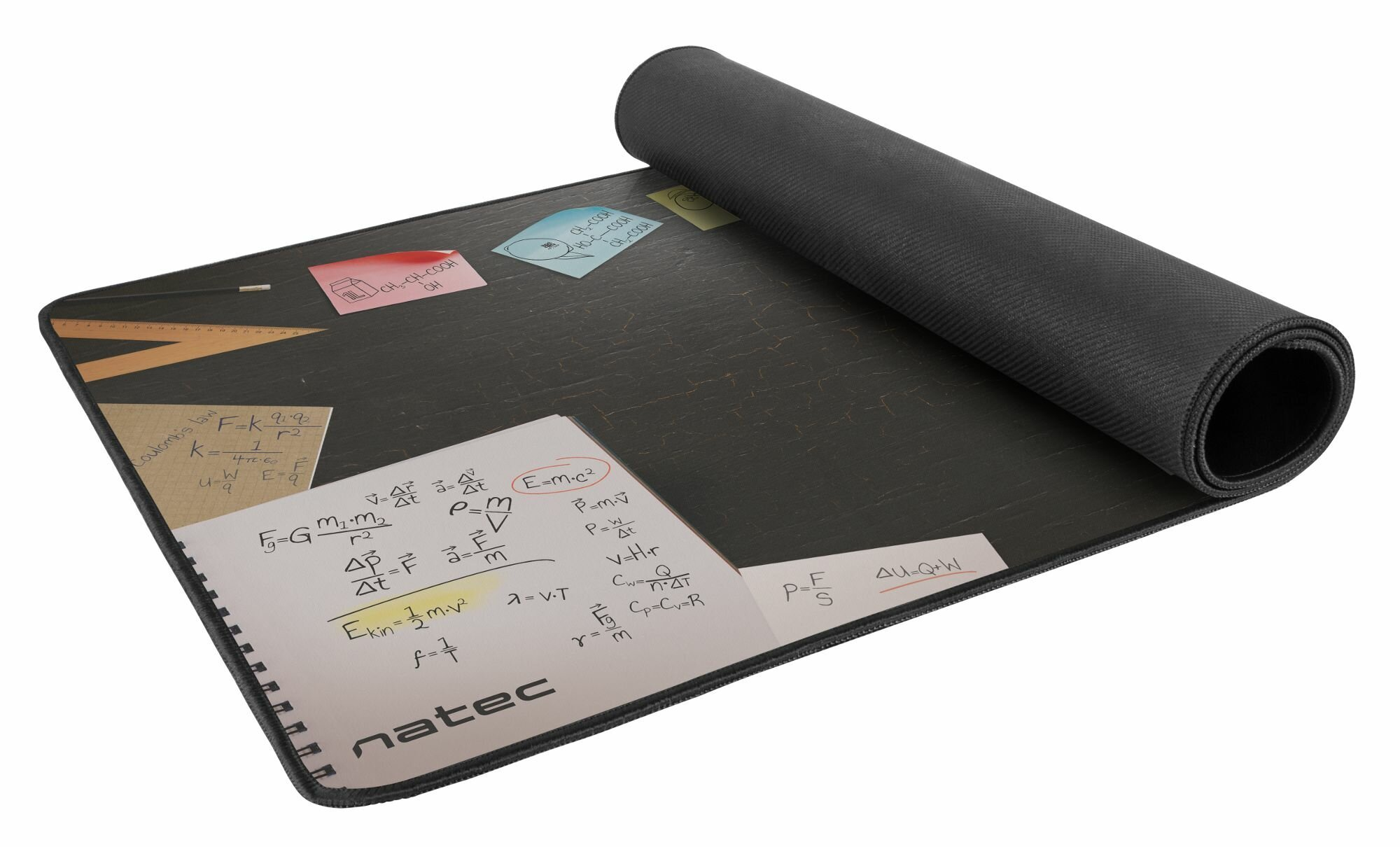 Mata na biurko z notatkami, formułami i ołówkiem, zwinięta.