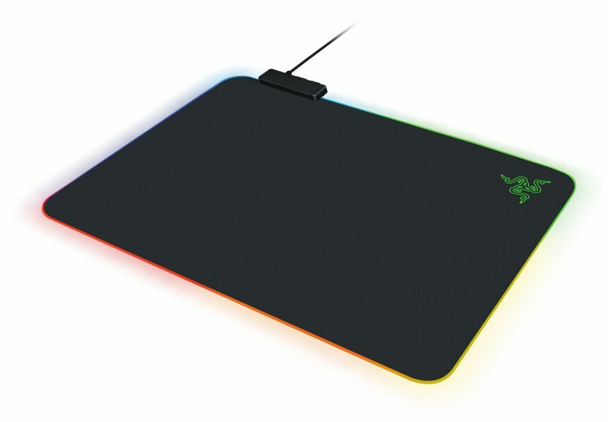 Czarna podkładka pod mysz Razer z krawędziami RGB i logo Razer po prawej stronie. Podkładka na białej powierzchni.