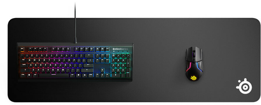 Czarna klawiatura i mysz z podświetleniem RGB na dużej czarnej podkładce pod mysz. Tło jest białe.