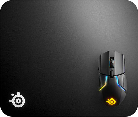 Czarna podkładka pod mysz z czarną myszą. Białe logo SteelSeries. Mysz z podświetleniem RGB.
