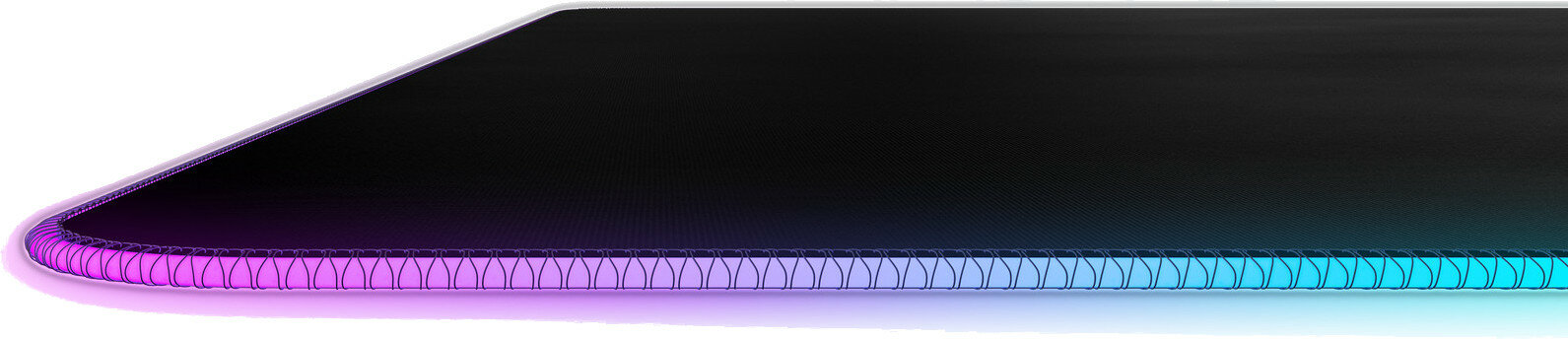 Zbliżenie czarnej podkładki pod mysz z świecącą niebiesko-fioletową krawędzią.