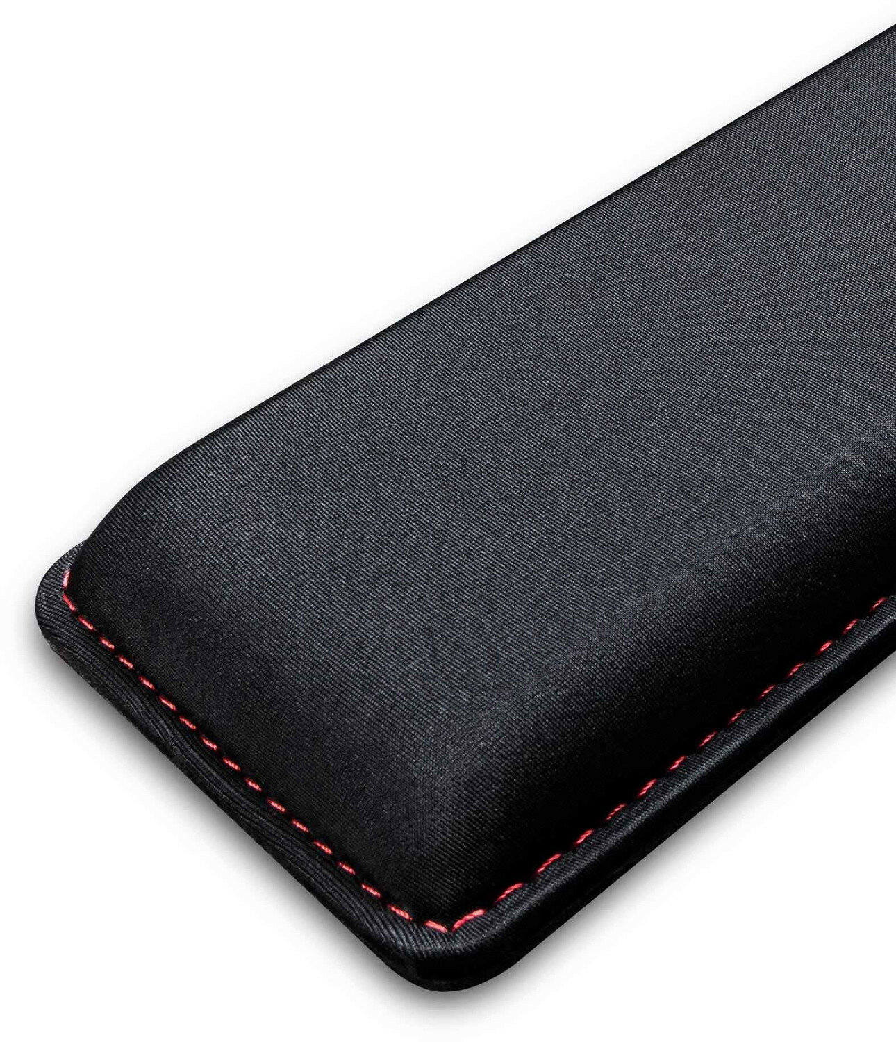 Czarna podpórka pod nadgarstek z czerwonymi szwami na krawędzi. Jest to podparcie do pisania.