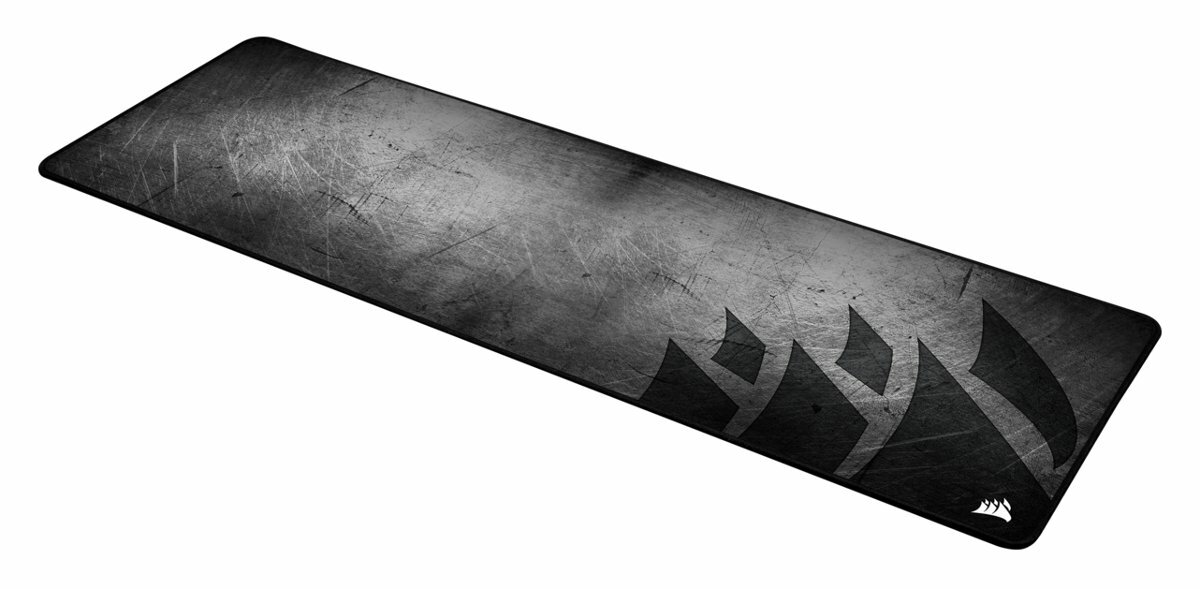 Długa, szara, prostokątna podkładka pod mysz z postarzaną teksturą i logo Corsair.