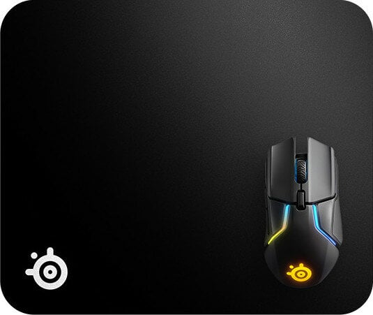 Czarna mysz spoczywająca na czarnej podkładce pod mysz SteelSeries.