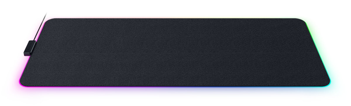 Czarna podkładka pod mysz z podświetleniem RGB na krawędziach. Powierzchnia jest gładka.