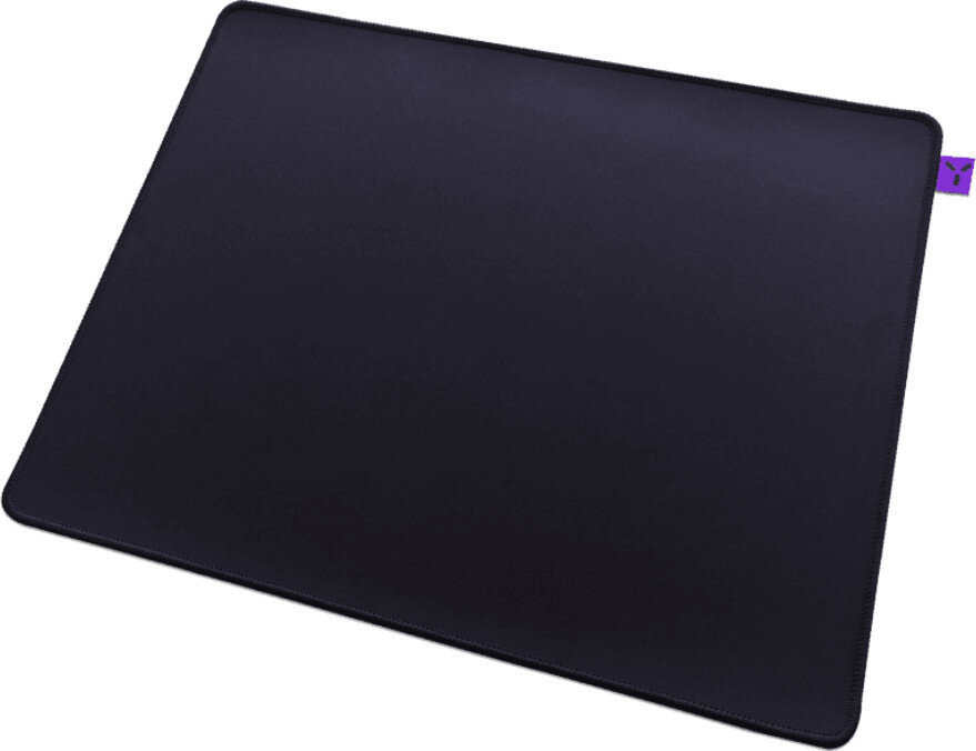 Czarna podkładka pod mysz z fioletową metką w rogu.