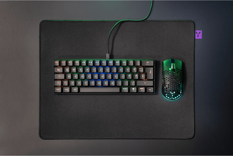 Konfiguracja do gier: klawiatura, mysz i podkładka. Klawiatura ma kolorowe światła.