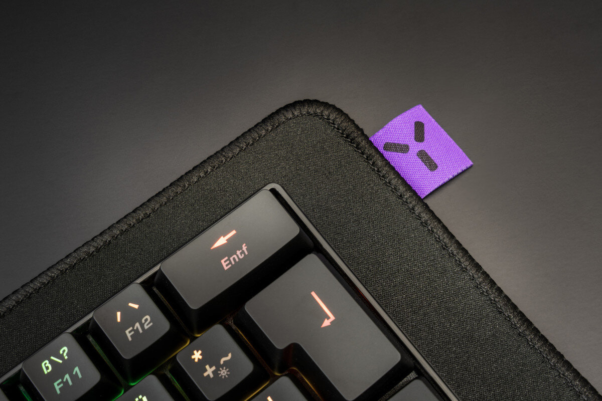 Zbliżenie klawiatury z podświetlonym klawiszem Entf i fioletową etykietą w prawym górnym rogu.