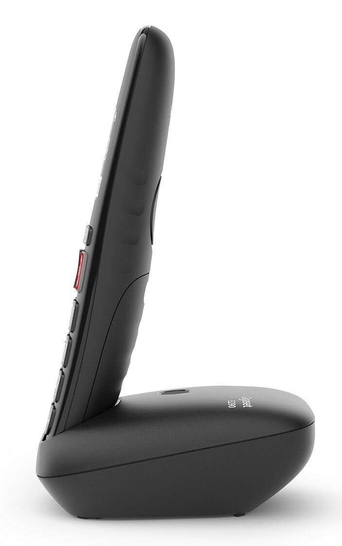 Czarny telefon Gigaset na podstawie. Telefon jest pochylony do tyłu.