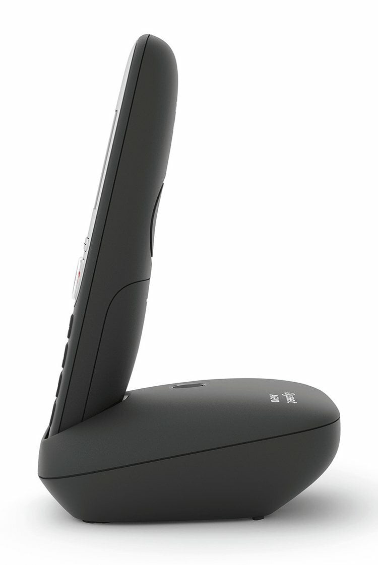 Widok z boku czarnego telefonu bezprzewodowego na jego podstawie. Telefon jest skierowany w górę.