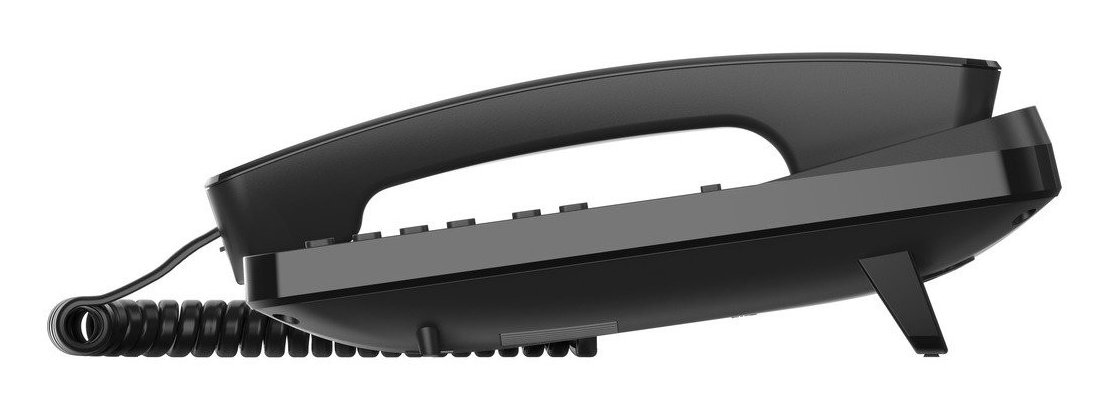 Czarny telefon stacjonarny. Słuchawka leży na podstawce. Przewód jest przymocowany.