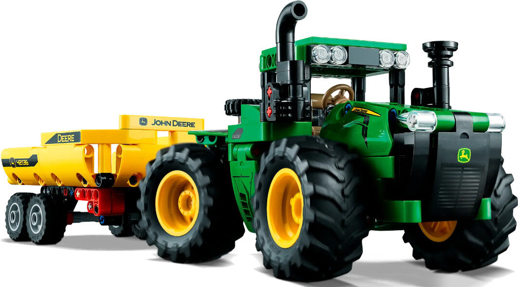 Zielono-żółty traktor Lego John Deere z żółtą przyczepą.