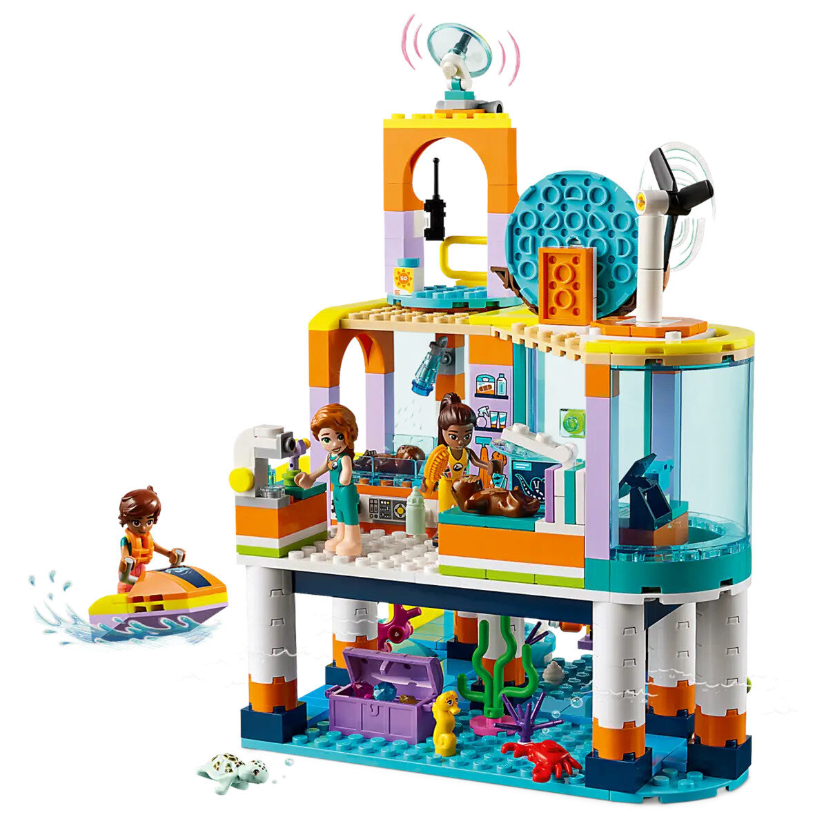 Zestaw Lego z kilkoma figurkami. Budynek jest wielopoziomowy i kolorowy.