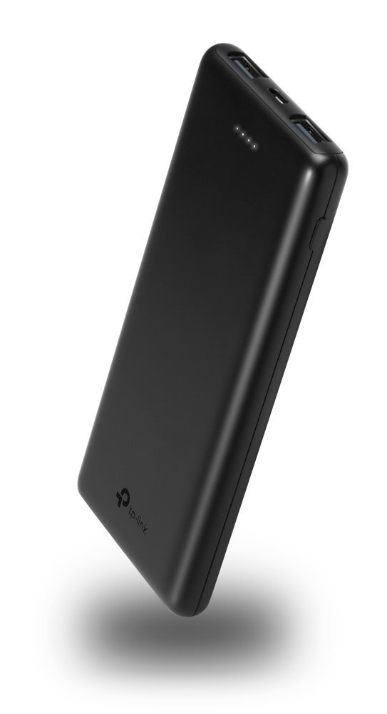 Czarny power bank TP-Link. Ma kilka portów ładowania na górze i przycisk zasilania. Stoi na białej powierzchni.