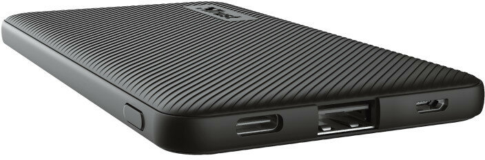 Czarny power bank z pręgowaną powierzchnią i portami USB.