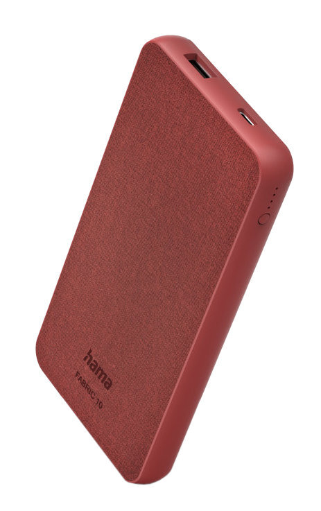 Czerwony power bank z tkaniny z portami USB. Prostokątny kształt, tekst 'hama' z przodu.