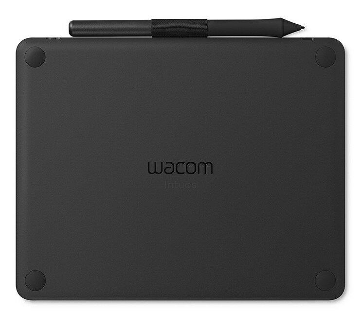 Czarny tablet Wacom Intuos z piórem na górze, rysikiem i czterema małymi gumowymi nóżkami.