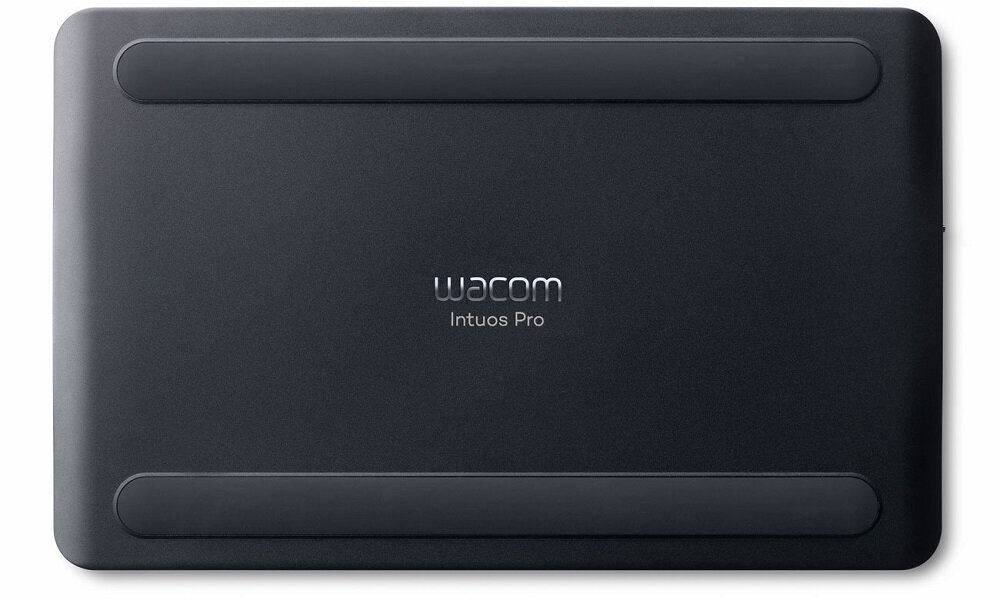 Pokazano spód czarnego tabletu Wacom Intuos Pro, z gumowymi uchwytami i nazwą marki.