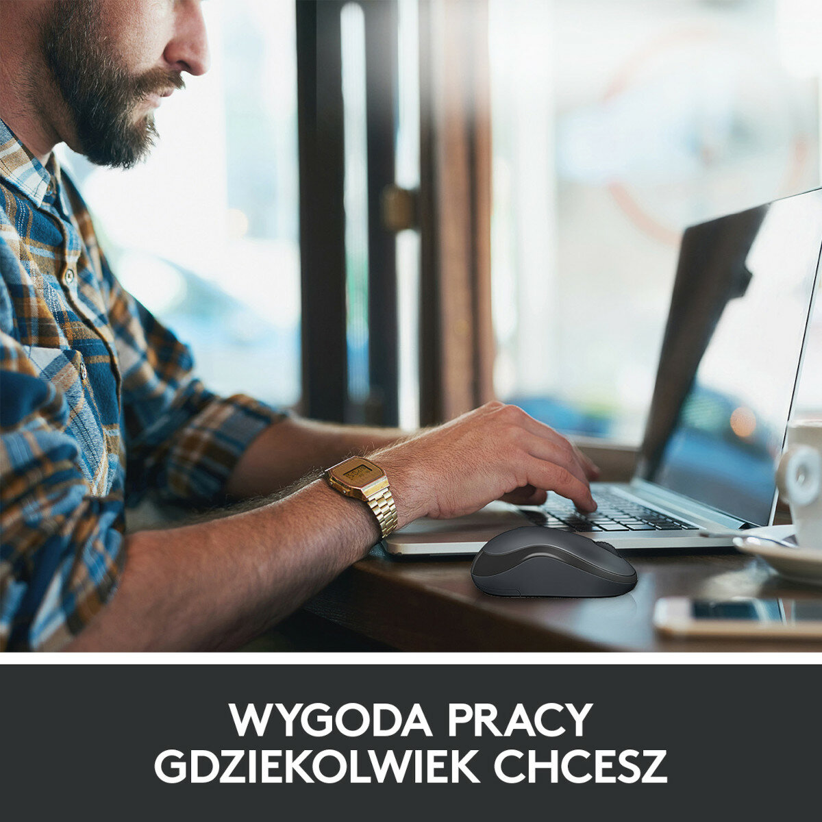Mężczyzna używający laptopa z myszką na stole. Tekst: