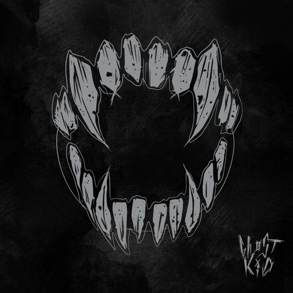 Illustration eines Mundes mit scharfen Zähnen, mit schwarzem Hintergrund und 'GHOST KID'.