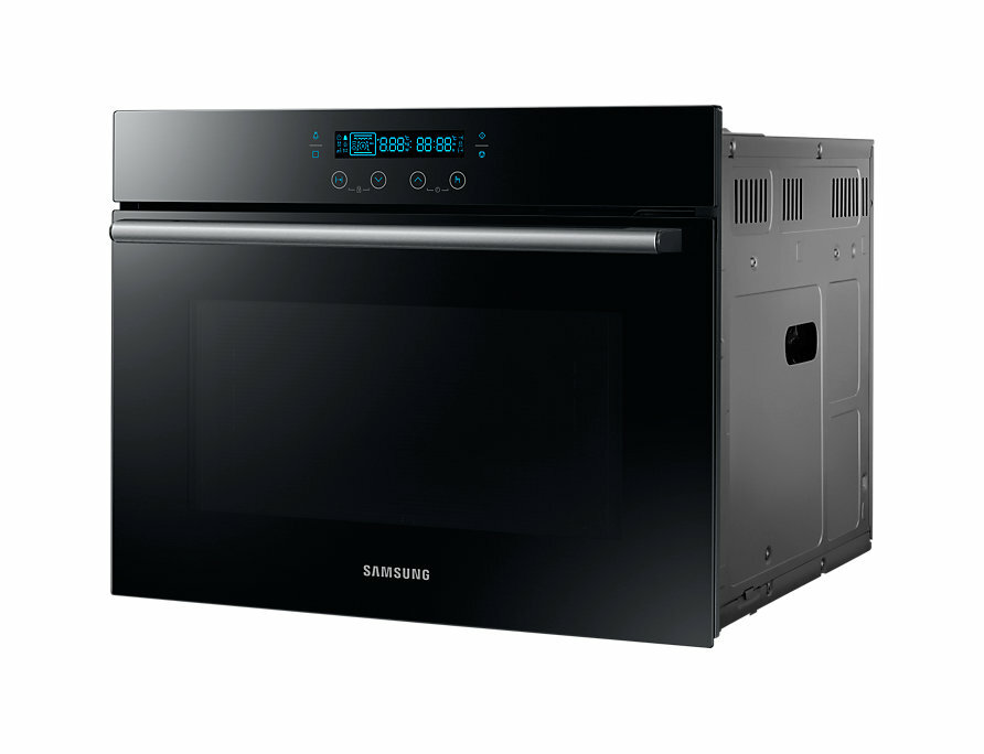 Czarny piekarnik mikrofalowy z cyfrowym wyświetlaczem na białym tle.