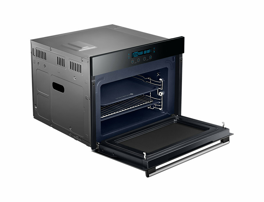 Piekarnik z otwartymi drzwiami, widoczne wnętrze, z czarnym i srebrnym designem.