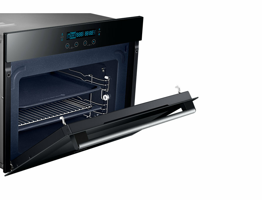 Piekarnik z otwartymi drzwiami. W środku półka i taca.
